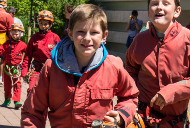 Des enfants s'amusent au parc de Tellure