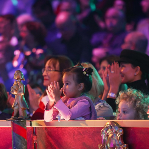 Festival International du Cirque de Monte-Carlo  : Une petite fille regarde attentivement le spectacle