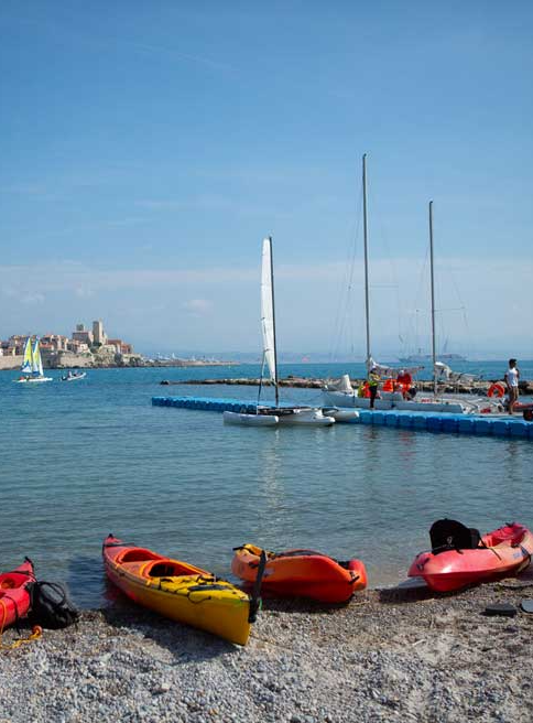 Plage du Ponteil : Kayaks et bateaux à voile sur la plage