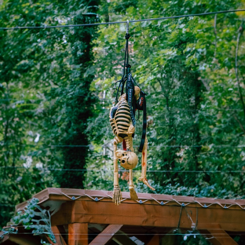 Halloween à City Aventure : squelette dans un baudrier