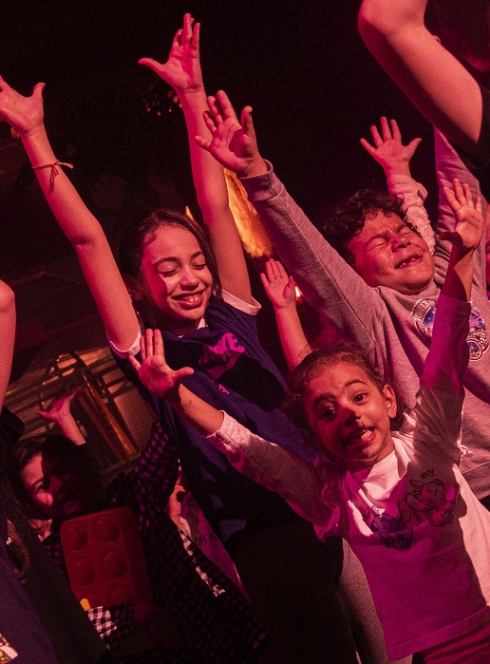 La Baie des Pirates Lyon Craponne : Des enfants font la fête dans une ambiance lumineuse