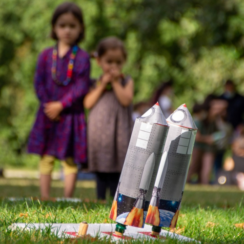 Les Nuits des Étoiles : Des petites filles derrière une fusée en papier: