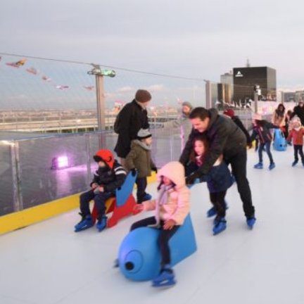 Patinoire sur le Toit de la Grande Arche de la Défense en famille