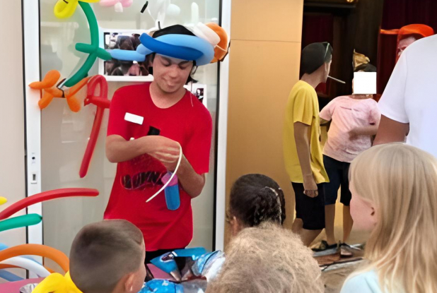 Un anniversaire au cirque avec Lorenzo Anim : Lorenzo pendant l'atelier cirque