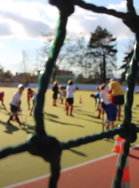 Enfants participant à un cours de hockey sur gazon