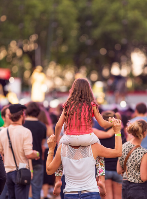Festival Rio Loco : Une petite fille profite d'un concert sur les épaules de sa maman