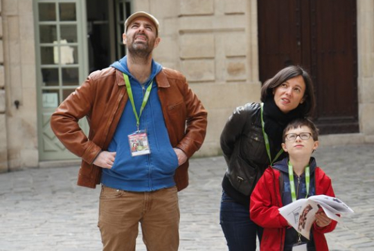 Chasse aux oeufs de Pâques à Paris - famille en observation