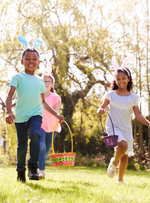 Photo de Cinq enfants chassant les œufs de Pâques