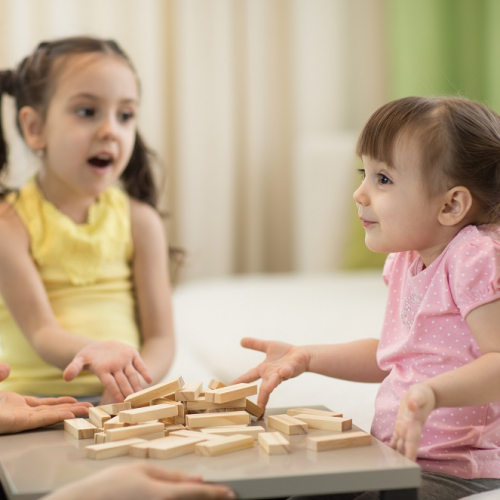 Jeux à La Fabrique du Sud : une petite fille qui joue à un jeu en bois