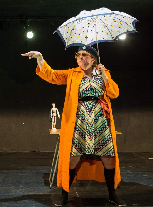 Heureuse qui comme Armelle - Cie Gorgomar : Une comédienne sur scène avec un parapluie