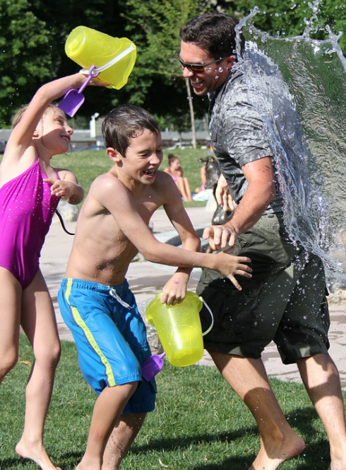 Famille qui joue en plein air