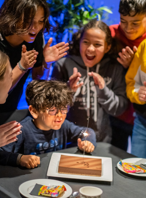 Time Tripper : un garçon souffle ses bougies d'anniversaire