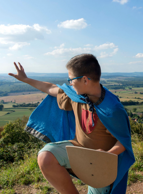 Martailly-les-Brancion : Aventures Mômes sur le site du château de Brancion, enfants déguisés