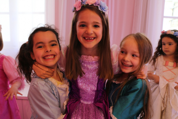 Queenie in Powerland : un trio tout sourire