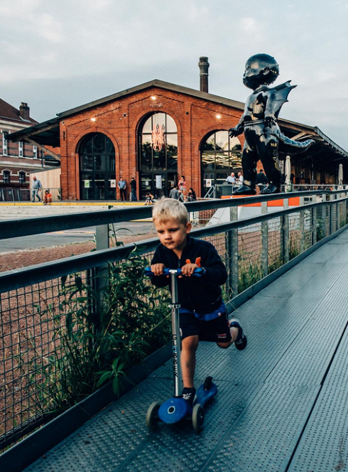 Printemps 2024 Gare Saint Sauveur : Petit garçon qui fait de la trottinette devant l'établissement