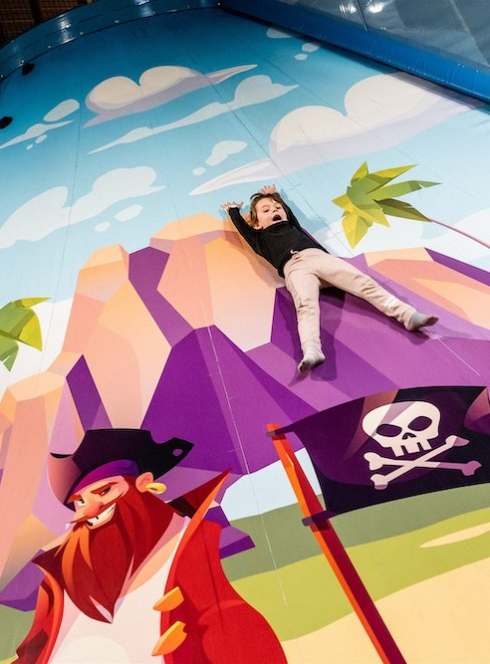 L'île de Tortuga : Des enfants glissent sur une superbe surface glissante