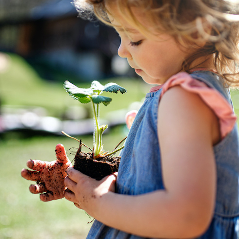 Fête de la nature 2022 à Paris : enfant jardine