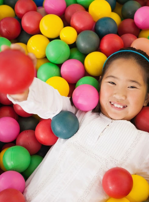 Gulli Parc Lomme : Une petite fille dans une piscine à balles
