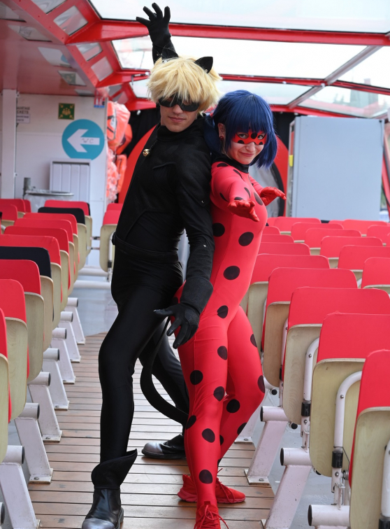 La croisière Miraculous : Chat Noir et Ladybug posent