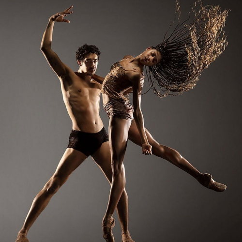 Deep River - Alonzo King LINES Bellet : Une danseuse et un danseur et plein exercice