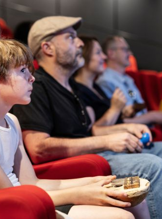 Familles participant à un atelier de bruitage à la Fondation Pathé Seydoux