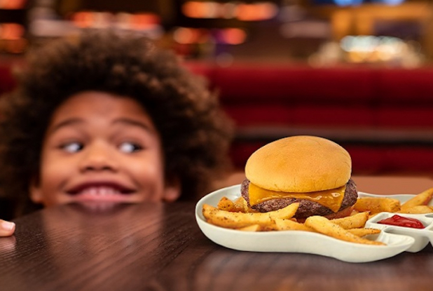 Hard Rock Café Paris : un enfant et son burger