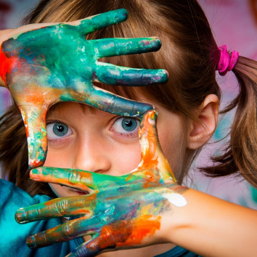 KiDS iN ARTS : ateliers créatifs pour les enfants ; petite fille de la peinture sur les mains