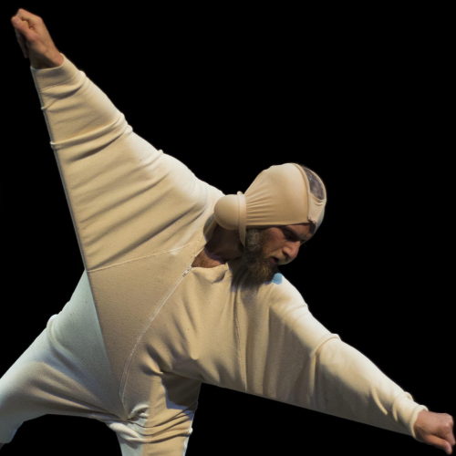 Danse étoffée sur musique déguisée