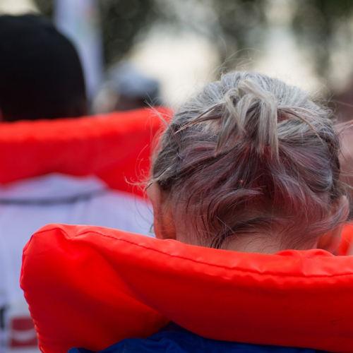 Ensemble face aux risques majeurs : Petite fille avec un gilet de sauvetage