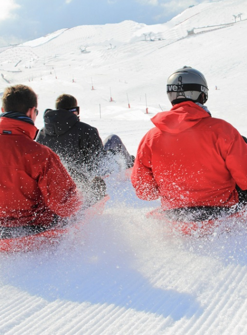 Animations d'hiver 2025 dans les stations de ski du Sancy : Des jeunes font de la luge