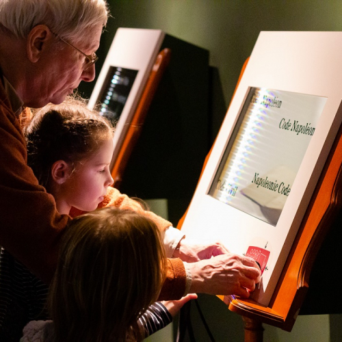 Expo La légende de Napoléon en briques LEGO© : Un papi et ses deux petites filles au musée