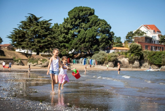 Enfants sur la plage du Cormier à Pornic