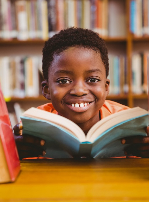 Salon du livre jeunesse 2024 à Antibes : Un petit garçon au milieu des livres