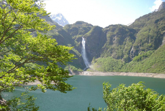 Lac d'Oô : la cascade