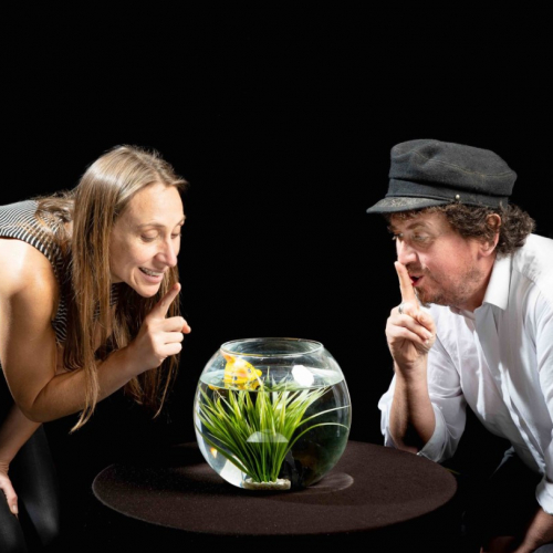 Les enfants panés - cie la parlotte deux comédiens sur scène et un aquarium au milieu