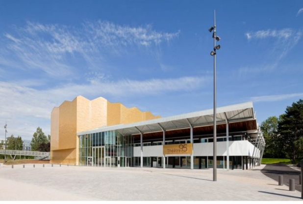 Points communs - exterieur théâtre 95