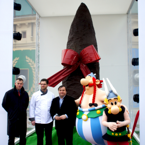 Pascal Fliche, le Directeur Général du parc Astérix, et le chocolatier Cartron ont coupé le cordon d'inauguration devant