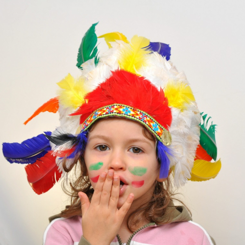 Adobe Stock - Petite fille déguisée en indienne