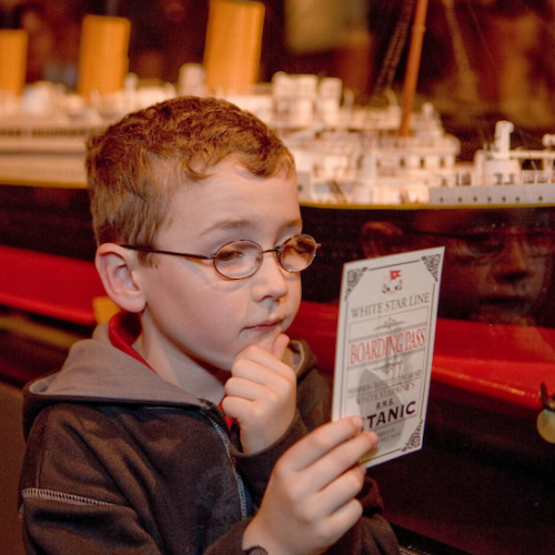 Titanic L'Exposition : enfant avec un bording pass
