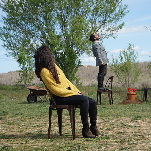 La fille suspendue - face au ciel