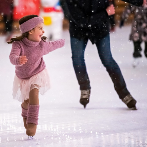 Le top des patinoires en famille : Une petite fille fait du patin à glace
