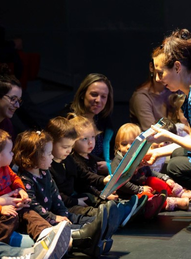 Dans ma bulle - compagnie la Méduse à talons comédienne face à des enfants