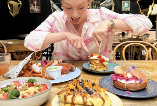 La Luck : Une jeune femme s'apprête à dévorer un brunch super gourmand