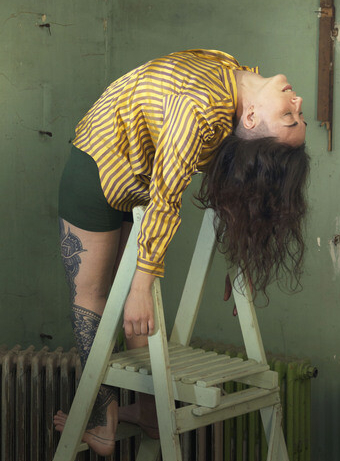 Expo Double Jeu : Une femme en équilibre sur un escabeau