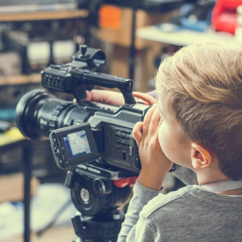 Enfant derrière la caméra