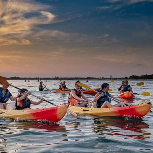 Chasse aux œufs en canoë : pagayer en famille