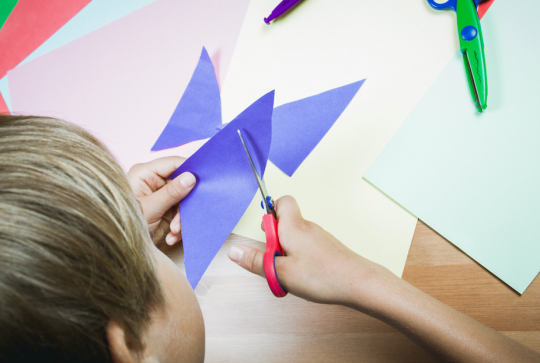 Photophore papier : enfant et ciseaux