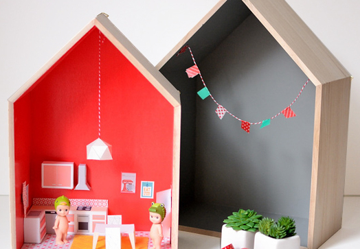 Maison de poupée avec une étagère maisonnette