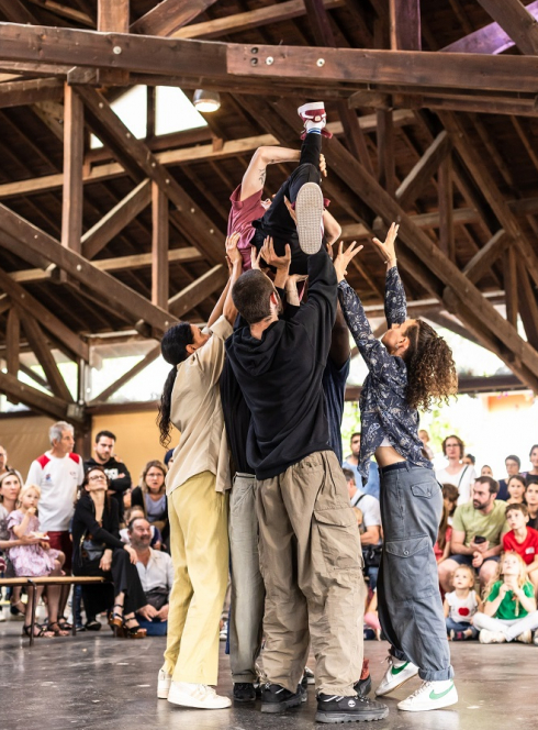 Festival Karavel : Des danseurs devanat un par terre d'enfants et de parents