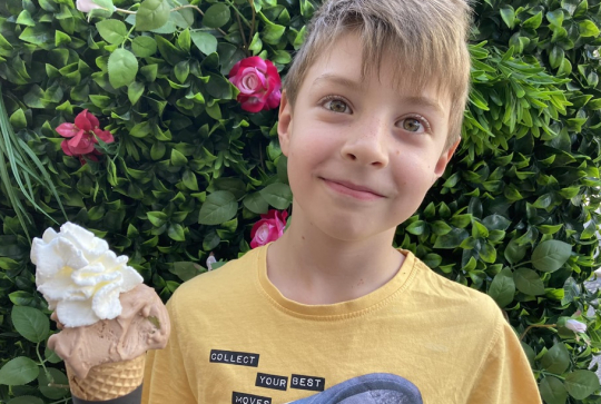 Arlequin Gelati : Enfant avec une glace dans la main